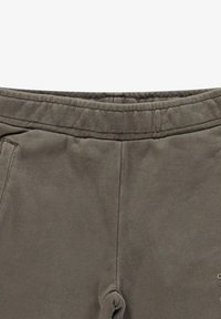 Grijze joggerbroek met een verstelbare tailleband, zijzakken en zachte, gestructureerde stof. Eenvoudig ontwerp zonder zichtbare patronen.