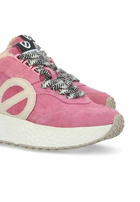 Roze suède sneakers met een gebroken witte zool, voorzien van zwart-witte gevlochten veters en een contrasterend beige logo accent.