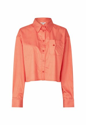 Rövidített ing élénk korallszínben, vékony fehér függőleges csíkokkal. Hegyes gallérral, elöl gombos záródással és mellzsebbel.