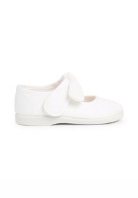 Weiße Leinenschuhe mit einer abgerundeten Spitze und einer Schleifenakzent auf dem Riemen. Verfügt über eine flache, flexible Sohle und ein weiches Innenfutter.