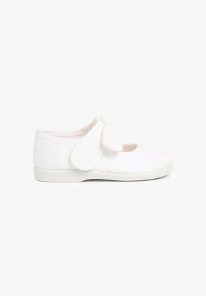 Weiße Leinenschuhe mit einer abgerundeten Spitze und einer Schleifenakzent auf dem Riemen. Verfügt über eine flache, flexible Sohle und ein weiches Innenfutter.
