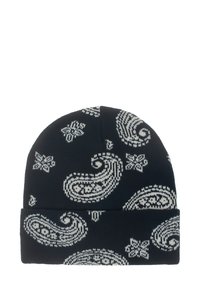 Czarna dziana czapka typu beanie z podwiniętym brzegiem ozdobiona białymi wzorami paisley i kwiatowymi, równomiernie rozmieszczonymi na powierzchni.
