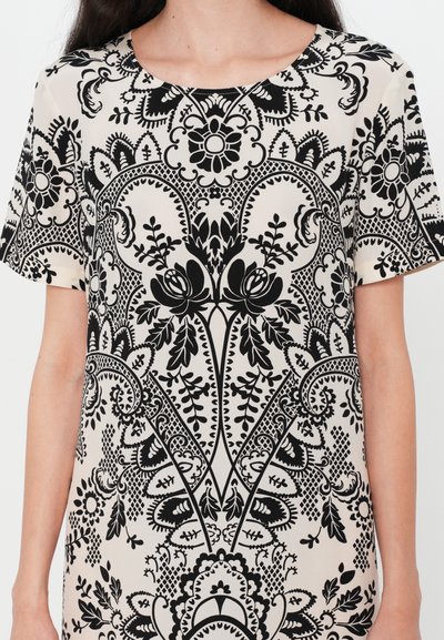 T-shirt nero con stampa floreale, dotato di scollatura rotonda e maniche corte, realizzato in un tessuto morbido con dettagli intricati.