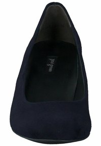 Scarpa con tacco alto in suede blu navy, con punta arrotondata, texture liscia e suola nera piatta. Etichetta "Paul Green" visibile all'interno.