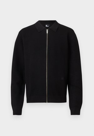 Schwarzer, gestrickter Reißverschluss-Pullover mit gerippten Bündchen und Saum, einem einfarbigen Kragen und einem silbernen Reißverschluss in der vorderen Mitte.