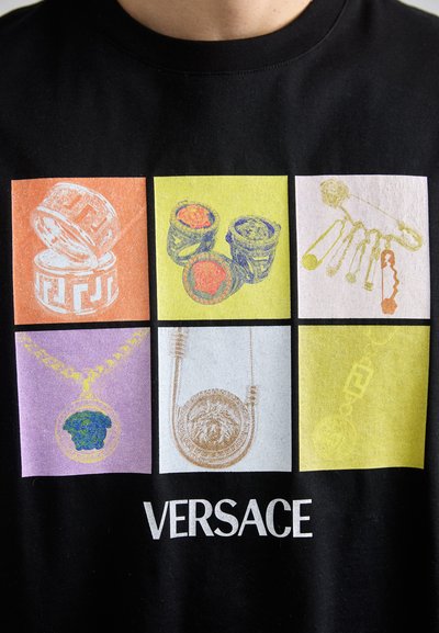 Černé tričko s barevnými grafickými čtverci s návrhy šperků a bílým logem "Versace" na spodní části.