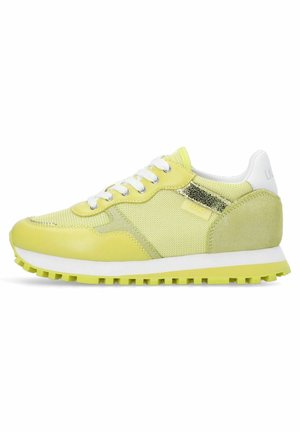 Sneakers basse gialle e bianche con lacci bianchi, pannelli in mesh e pelle, e suola in gomma testurizzata, mostrato di lato su sfondo bianco.