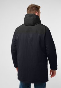 Dunkelblauer Parka mit Kapuze, kontrastierendem schwarzen Oberteil und langen Ärmeln. Hergestellt aus einem leichten, strukturierten Stoff.