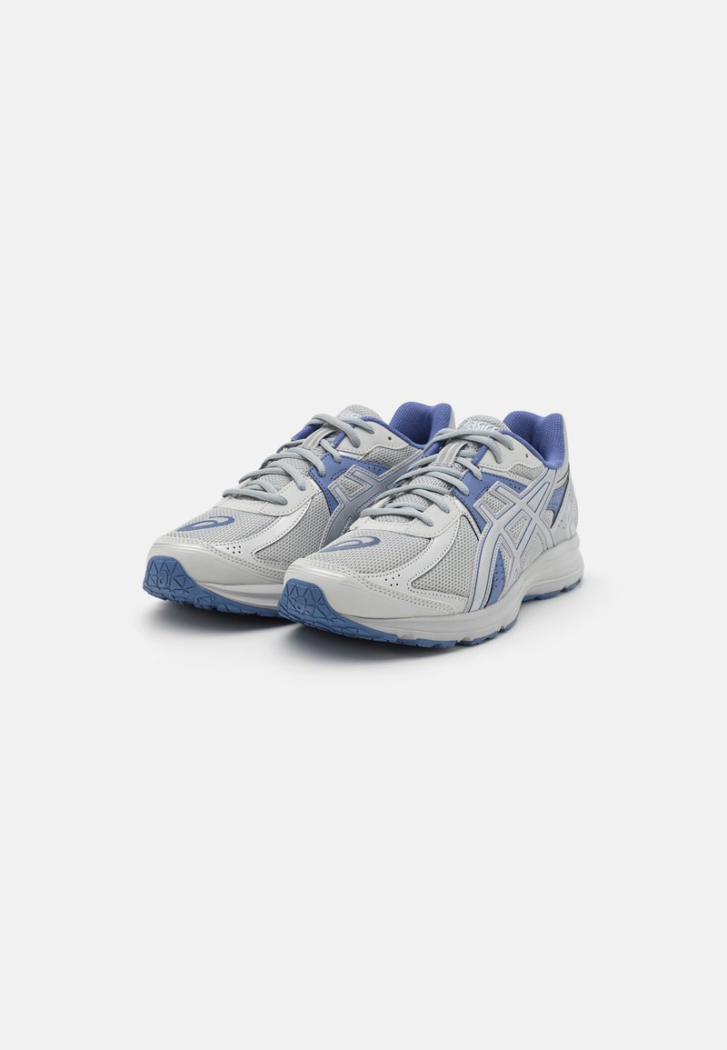 Grau und hellblaue Sportschuhe mit Obermaterial aus Mesh, verstärkter Zehenpartie, strukturiertem Sohlendesign und Schnürsystem. Mit einem Logo an der Seite.