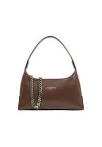 Borsa a tracolla in pelle marrone con silhouette curvata, dettaglio in catena argentata e logo frontale, caratterizzata da una texture liscia e lucida.