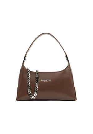 Sac à main en cuir marron avec une silhouette courbée, accent en chaîne argentée et marque sur le devant, doté d'une texture lisse et brillante.