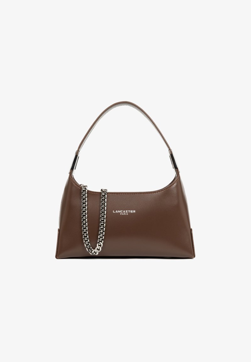 Borsa a tracolla in pelle marrone con silhouette curvata, dettaglio in catena argentata e logo frontale, caratterizzata da una texture liscia e lucida.