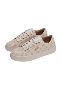 Beige Sneaker mit einem gewebten Muster, goldenen Ösen und weißen Schnürsenkeln. Weiches Material mit einer strukturierten Oberfläche; erhöhte Gummisohle.