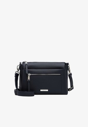 Sort læder crossbody taske med forreste lynlåslomme, justerbar rem og sølvfarvede metaldele på hvid baggrund.