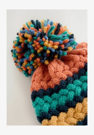 Căciulă tricotată cu un pom-pom multicolor în vârf. Prezintă modele împletite în nuanțe de portocaliu, verde, bleumarin și galben. Material din lână moale și texturată.