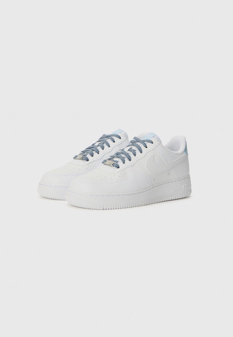 Białe skórzane sneakersy o niskim profilu, z niebieskimi paskami na sznurówki, perforowanym noskiem i teksturowaną gumową podeszwą. Prosty design z akcentami logo.