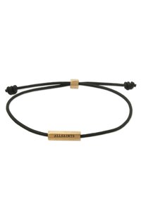 Braccialetto in pelle nera con un charm in metallo dorato di forma rettangolare con la scritta "ALLSAINTS"incisa. Chiusura a nodo regolabile per adattarsi alla taglia.