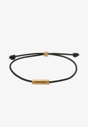 Bracelet en cuir noir avec un charm en métal doré rectangulaire portant la gravure "ALLSAINTS". Fermeture à nœud ajustable pour la taille.