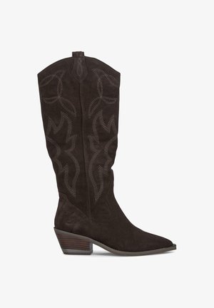 Braune Wildleder-Cowboystiefel mit hohem Schaft, spitzer Zehe, dekorativer Naht im Flammenmuster und niedrigem gestapeltem Absatz.