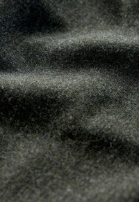 Khaki szövet, puha, textúrált felülettel, amely finom hullámokat és színmélységet mutat. Simára, matt felületű.