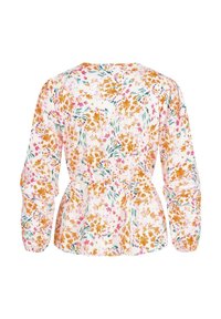 Blusa bianca con motivo floreale in arancione, rosa e verde. Presenta maniche lunghe, scollatura rotonda e dettaglio in vita arricciato.