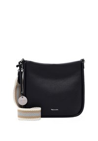 Borsa a tracolla in pelle nera con finitura testurizzata; presenta una tracolla in tessuto a strisce e un'etichetta metallica circolare. Forma rettangolare compatta.