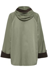 Olīve zaļa jaka no aizmugures ar tumši brūnām ribotām aprocēm un kapuces maliņu, garām piedurknēm un taisnu apakšmalu.