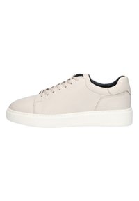 Beige nahkakengät, joissa on sileä pinta, pyöreä kärki, valkoinen kumipohja ja kuusi rei'itystä nauhoille, joissa on minimalistinen muotoilu.