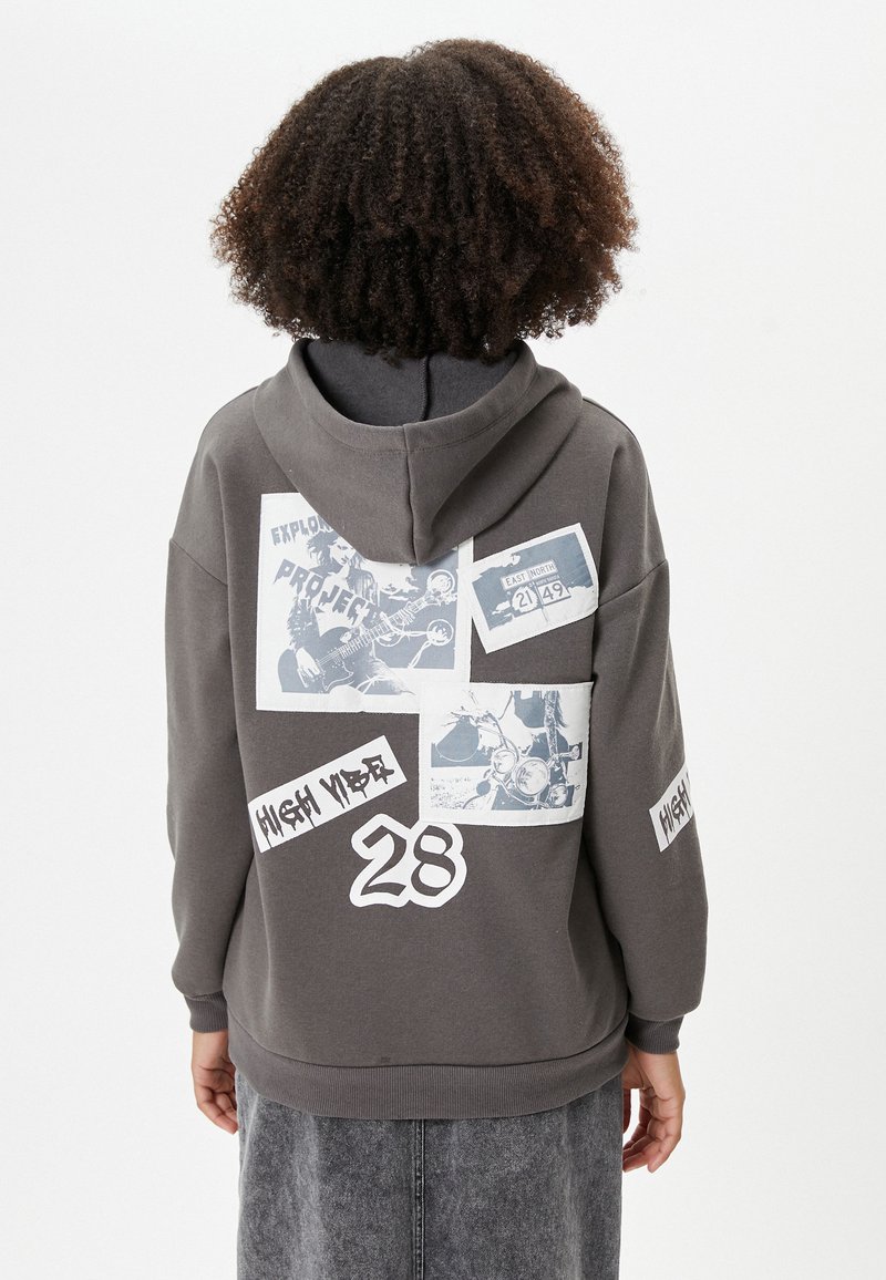 Grijze hoodie met een grote grafische print van foto's en tekst. Hoodie-ontwerp met ribgebreide manchetten en zoom. Duurzaam katoenmixmateriaal.