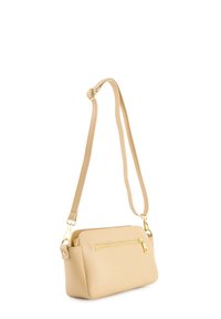 Beżowa torebka crossbody wykonana z teksturowanej skóry, z przednią kieszenią zapinaną na zamek i złotymi akcesoriami. Regulowany pasek.