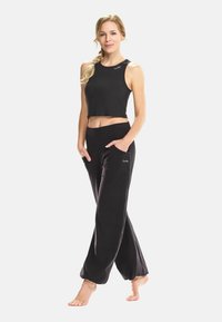 Winshape Donji dijelovi trenirke - black