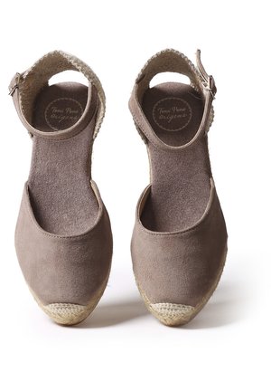 Coppia di scarpe espadrillas in camoscio marrone chiaro con cinturini alla caviglia e suole in juta intrecciata, viste da davanti su sfondo bianco.