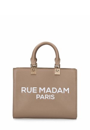 Borsa a mano in pelle sintetica beige con doppi manici di trasporto, hardware dorato e testo stampato bianco "RUE MADAM PARIS" sul davanti. Forma rettangolare.