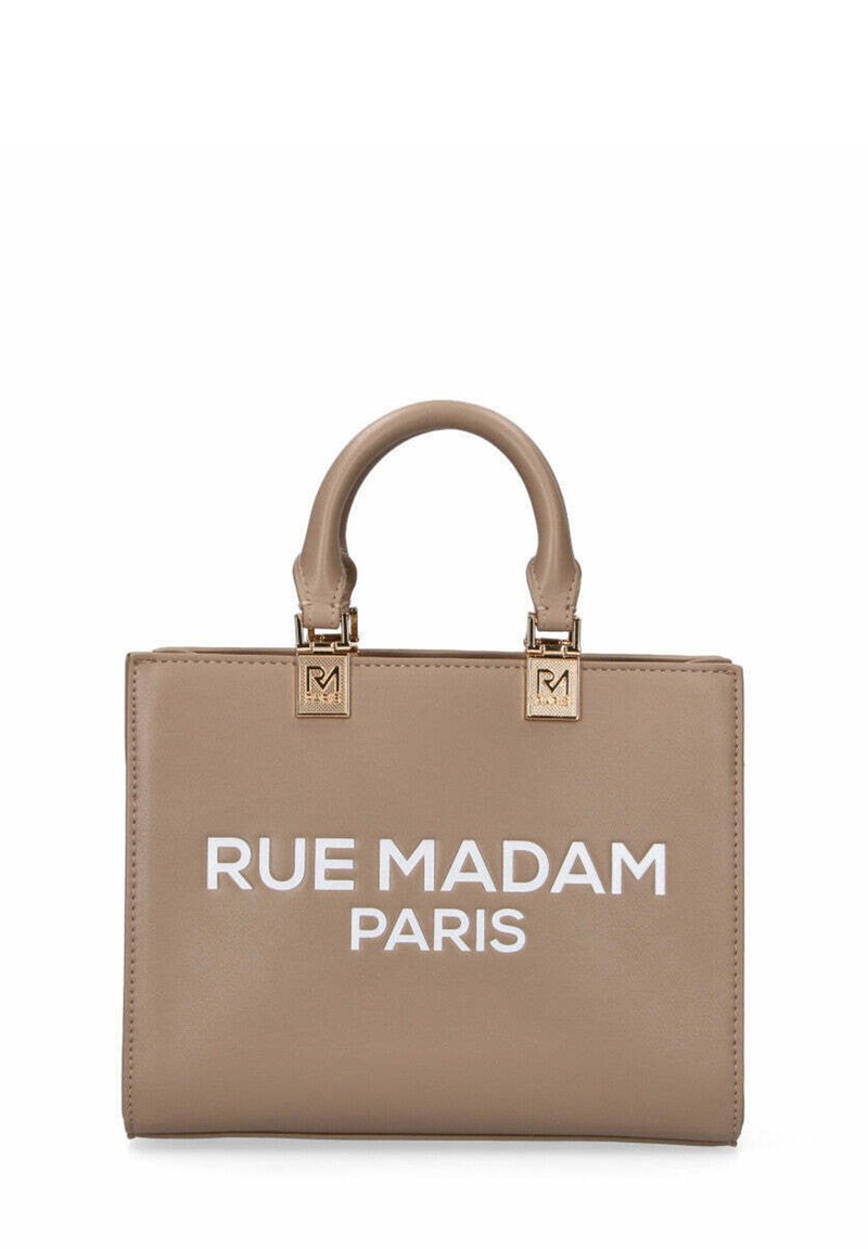 Borsa a mano in pelle sintetica beige con doppi manici di trasporto, hardware dorato e testo stampato bianco "RUE MADAM PARIS" sul davanti. Forma rettangolare.