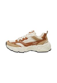 Hvitt og brunt sneakers med mesh- og semsket skinnmaterialer, kraftig såle, rund form og logodetalj på siden.