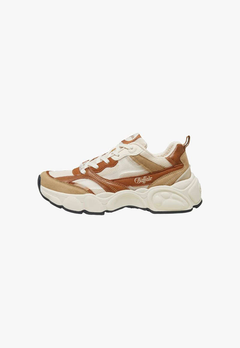 Hvitt og brunt sneakers med mesh- og semsket skinnmaterialer, kraftig såle, rund form og logodetalj på siden.