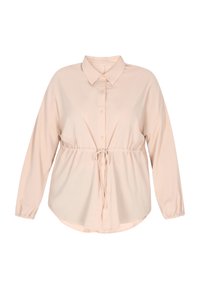 Langærmet, lys beige bluse med krave, knaplukning foran, indsnævret talje og rundet kant. Glat, blødt stof med en let glans.