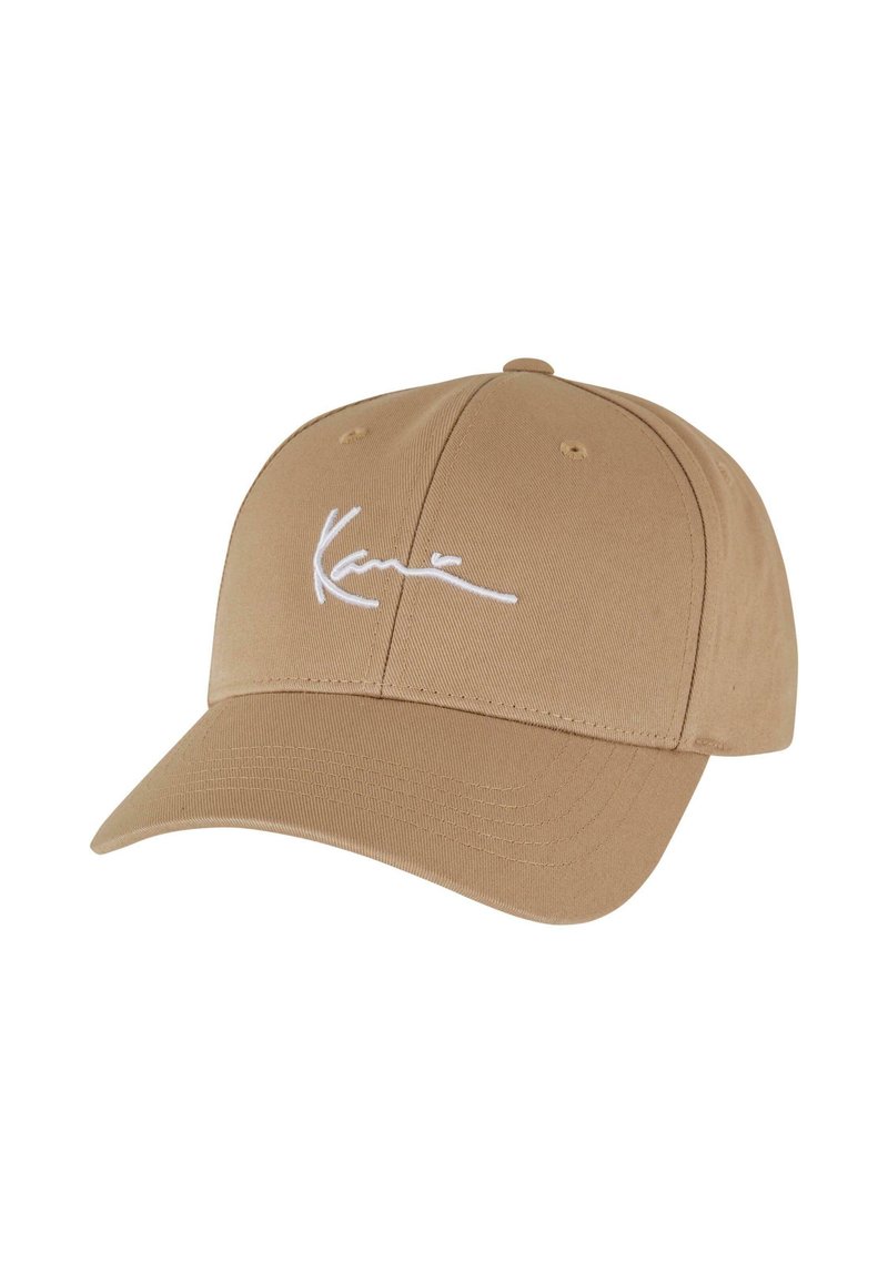 Cappellino da baseball khaki in cotone con visiera curva, dotato di occhielli cuciti e firma ricamata bianca sul davanti.