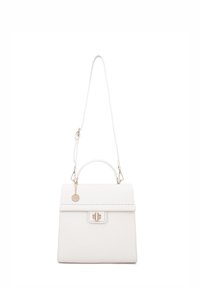 Sac à main en cuir blanc avec un design structuré, anse supérieure, bandoulière détachable, quincaillerie dorée et couture décorative le long des bords.