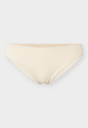 Sous-vêtements bikini beige pour femmes, sans coutures, avec une finition lisse, présentés sur un fond gris clair uni.