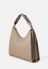 Sac à main à poignée tressée en cuir souple de couleur marron clair avec une forme arrondie, doté d'une fermeture éclair sur le dessus et d'accents en métal doré.