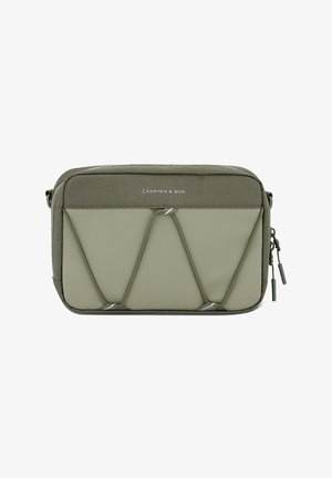 Borsa rettangolare verde oliva realizzata in tessuto texture con motivo a nido d'ape, caratterizzata da dettagli elastici e una chiusura a zip. Logo del marchio sulla parte anteriore.