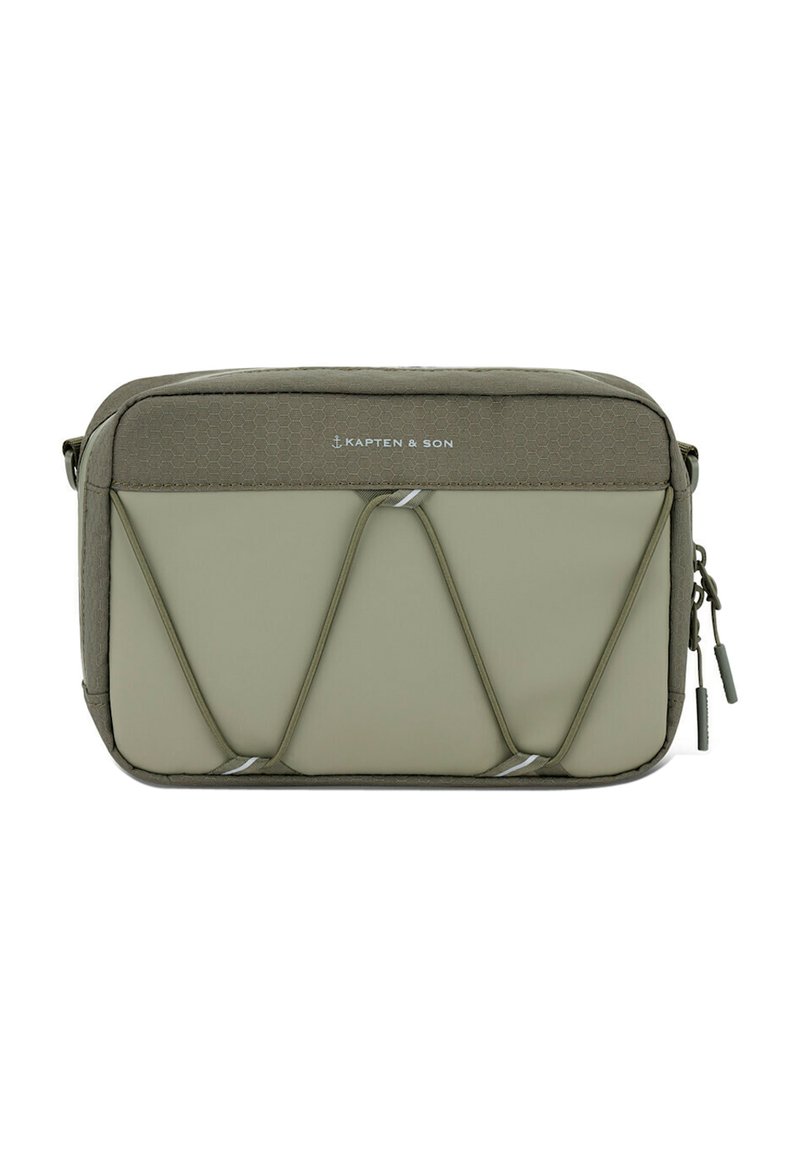 Borsa rettangolare verde oliva realizzata in tessuto texture con motivo a nido d'ape, caratterizzata da dettagli elastici e una chiusura a zip. Logo del marchio sulla parte anteriore.