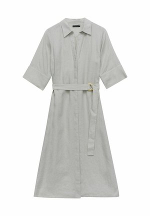 Vaaleanharmaa pellavapaita-mekko, jossa on kauluksellinen pääntie, lyhyet hihat, vyö vyötäröllä ja polvipituinen A-linjainen siluetti.