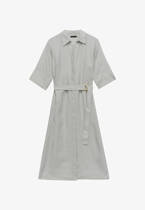 Vaaleanharmaa pellavapaita-mekko, jossa on kauluksellinen pääntie, lyhyet hihat, vyö vyötäröllä ja polvipituinen A-linjainen siluetti.