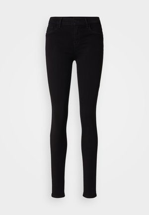 Zwarte slim-fit broek met knoopsluiting, riemlussen en zijzakken, weergegeven tegen een effen lichte achtergrond.