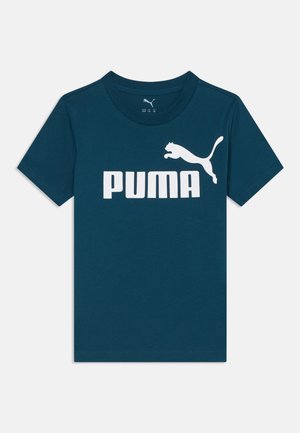 Blå T-shirt med korte ærmer med hvid Puma-logo og tekst centreret på brystet.