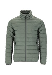 Polstret jakke i olivengrøn med høj krave, frontlynlås og vandret quiltet design med elastiske mansjetter og nederkant.
