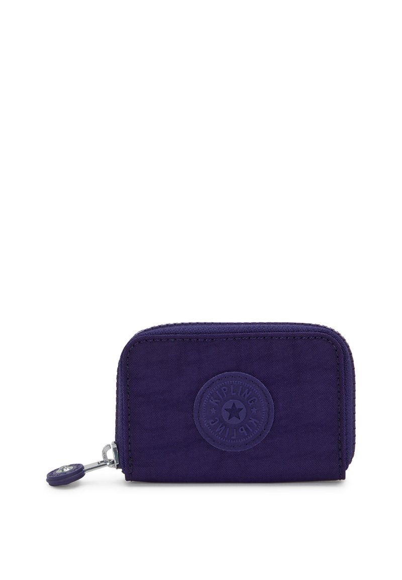 Piccola wallet rettangolare con zip in tessuto viola scuro, con patch in rilievo rotondo del logo e zip coordinata.