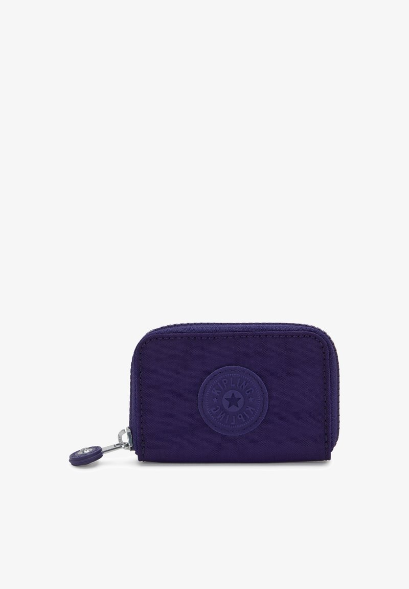 Piccola wallet rettangolare con zip in tessuto viola scuro, con patch in rilievo rotondo del logo e zip coordinata.